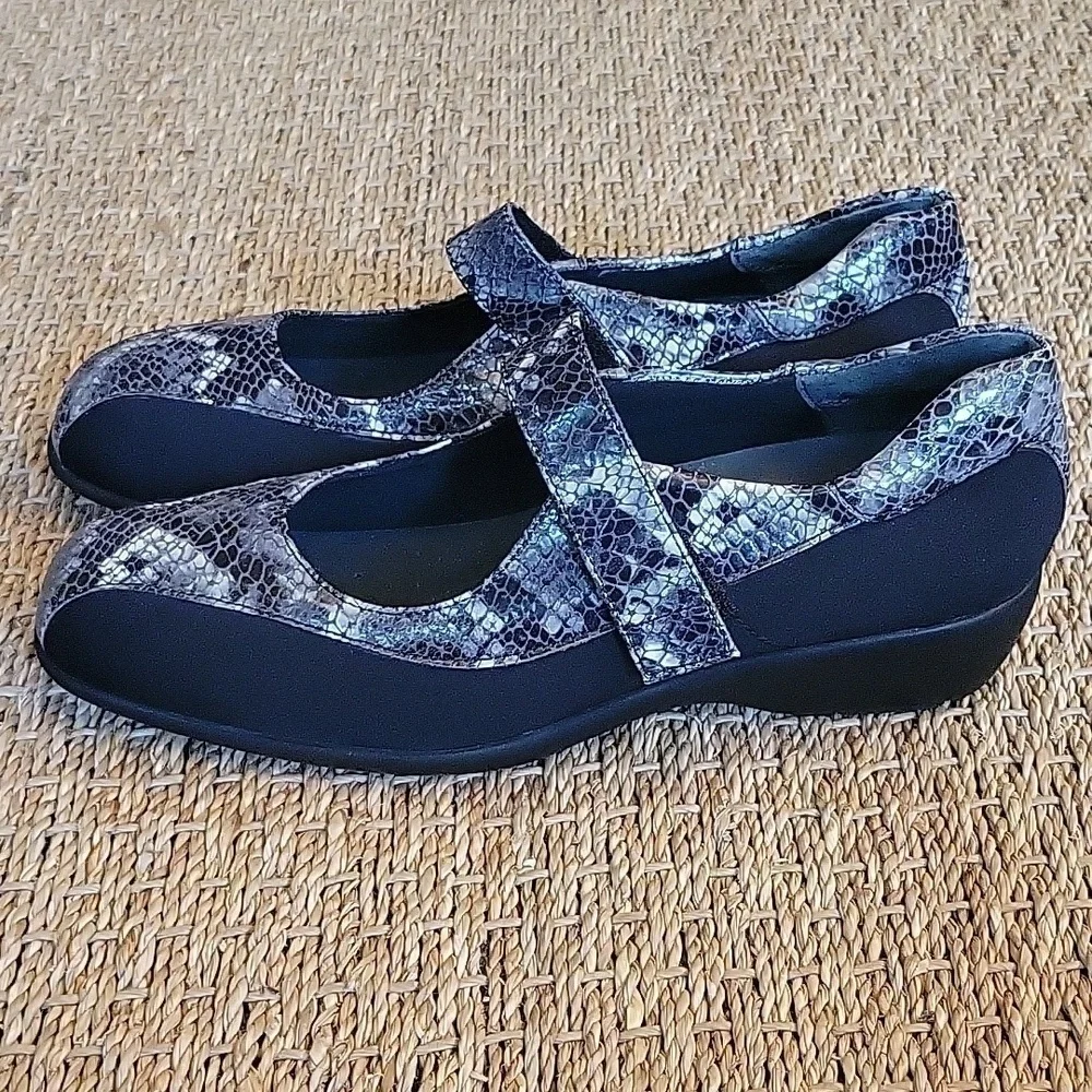 COMFORT CLUB leather snakeskin mary jane wedge shoes. EU size 41 or US 10.5/11.